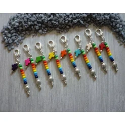 Farbenfrohe Gastgeschenke 8er Set – Charms mit Kreuz & Fisch, Regenbogenfarben, Howlith, ca. 7 cm