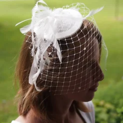 Fascinator, Sinamay mit Federn und Schleier