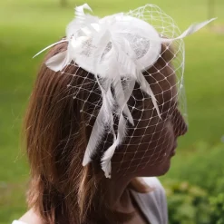 Fascinator, Sinamay mit Federn und Schleier