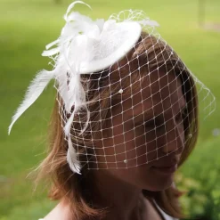 Fascinator, Sinamay mit Federn und Schleier