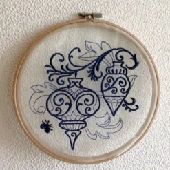 Fensterschmuck für Advent Weihnachten Christbaumkugeln bestickte Fensterbilder im Stickrahmen mittelgroß Weihnachtsdeko X-Mas weihnachtliche Dekoration