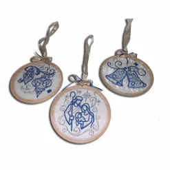 Fensterschmuck für Advent Weihnachten Heilige Familie Krippe bestickte Fensterbilder im Stickrahmen mittelgroß Weihnachtsdeko X-Mas weihnachtliche Dekoration