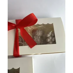 Fertige Geschenkbox zum Valentinstag mit Teddy, Rosen Kerzen & Herzbubble liebevoll verpackt und bereit zum Verschenken
