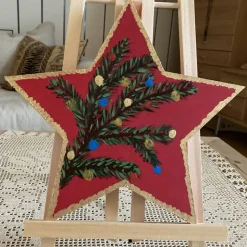 Festlicher Holzstern, Adventszweig auf rotem Grund, bemalter und verzierter Holzstern