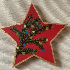 Festlicher Holzstern, Adventszweig auf rotem Grund, bemalter und verzierter Holzstern