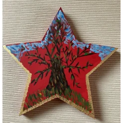 Festlicher Holzstern, winterlicher Baum und Himmel, bemalter und verzierter Holzstern