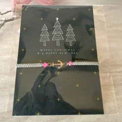 Filigran geknüpftes Armband in Grau mit Anker-Element in Roségold, Glasschliffperlen in Rosa, Weihnachtskarte