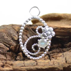 Filigran-Anhänger aus 925 Sterling Silber mit facettiertem Labradorit und Blüte - handgemacht