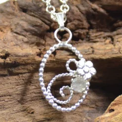 Filigran-Anhänger aus 925 Sterling Silber mit facettiertem Labradorit und Blüte - handgemacht