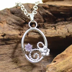 Filigran-Anhänger aus 925 Sterling Silber mit lavendelfarbenem Zirkonia und Blüte - handgemacht
