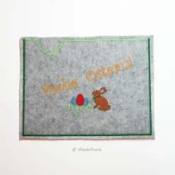 Filz Hülle Ostern grau – bestickt mit Hase & Ostereiern – Geschenkverpackung für Schokolade & Gutscheine