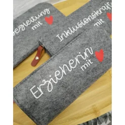 Filz Mäppchen personalisiert – Geschenk für Inklusion, Erzieher & Schule