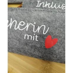 Filz Mäppchen personalisiert – Geschenk für Inklusion, Erzieher & Schule