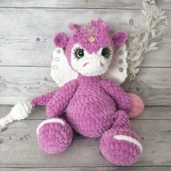 Fiora – der rosa Häkel-Drache. Gr. ca.30 cm