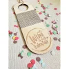 Flaschenanhänger aus Holz "Wine is my Valentine" I Flaschendekoration, flexibler Anhänger Miniflaschen
