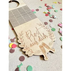 Flaschenanhänger aus Holz "Prost auf dich" I Flaschendekoration, flexibler Anhänger Miniflasche