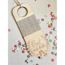 Flaschenanhänger aus Holz "Prost auf dich" I Flaschendekoration, flexibler Anhänger Miniflasche