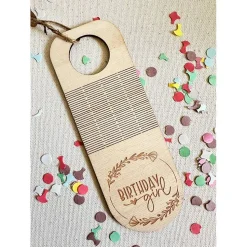 Flaschenanhänger aus Holz "Birthday Girl" I Flaschendekoration, flexibler Anhänger Miniflasche