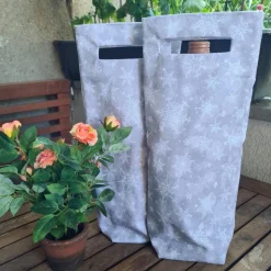 Flaschentasche 38x10x8 cm – Geschenktasche Flaschenbeutel grau mit Schneeflocken Motiv