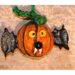 FLEDERKÜRBIS– Handgemachte Halloweendeko aus einer Kunststoffkugel und Modelliermasse für Deine Halloweenparty