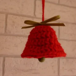 Fünf gehäkelte Glöckchen (rot-grün)