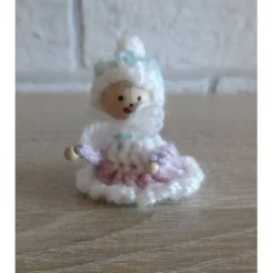 fünf gehäkelte Wichtel - rosa, weiß, blau, gelb