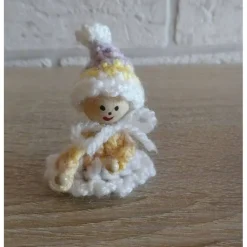 fünf gehäkelte Wichtel - rosa, weiß, blau, gelb