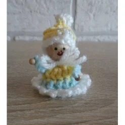 fünf gehäkelte Wichtel - rosa, weiß, blau, gelb