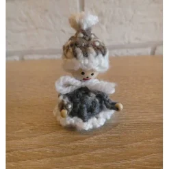 fünf gehäkelte Wichtel -mehrfarbig - grau-weiß-braun