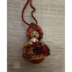 fünf kleine gehäkelte Wichtel mit Glasweihnachtsbaumkugel - Braun-, Orange-, Rottöne