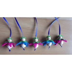 Fünf niedliche Blumenanhänger aus Holz und Filz pink/blau - dunkelgrün