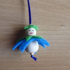 Fünf niedliche Blumenanhänger aus Holz und Filz pink/blau - dunkelgrün