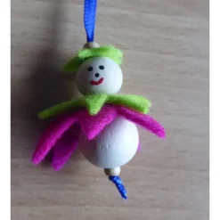 Fünf niedliche Blumenanhänger aus Holz und Filz pink/blau - hellgrün