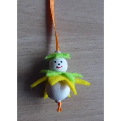 Fünf niedliche Blumenanhänger aus Holz und Filz hellgelb/dunkelgelb - hellgrün