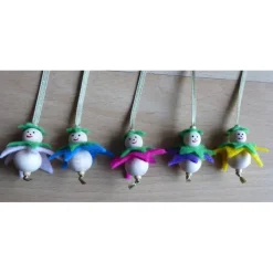 Fünf niedliche Blumenanhänger aus Holz und Filz bunt - dunkelgrün