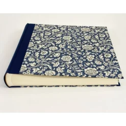 Fotoalbum XXL 30x30 cm – Handgemachtes Fotoalbum mit Carta Varese Blumenteppich blau