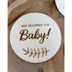 Fotoshooting Holzscheibe "Hallo Welt" / Schwangerschaft Bauchshooting "Wir bekommen ein Baby" Babybauch