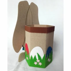 Frecher Osterhase mit Geschenkbox als Osterkörbchen oder Frühlingsdeko, Osternest, Häschen aus Wellpappe, Schlappohrhase