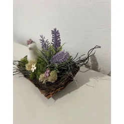 Frühlingsdeko auf Baumrinde Frühlingsgesteck Osterdeko mit einem Vogel