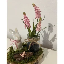 Frühlingsdeko auf einer Baumscheibe