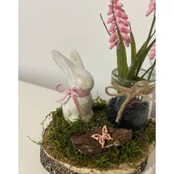 Frühlingsdeko auf einer Baumscheibe