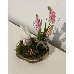 Frühlingsdeko auf einer Baumscheibe