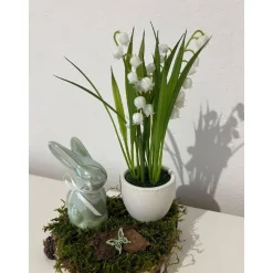 Frühlingsdeko auf einer Baumscheibe