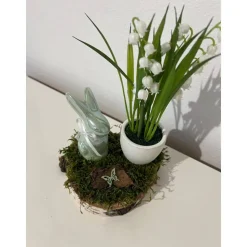 Frühlingsdeko auf einer Baumscheibe