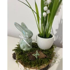 Frühlingsdeko auf einer Baumscheibe