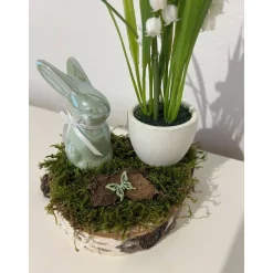 Frühlingsdeko auf einer Baumscheibe