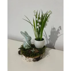 Frühlingsdeko auf einer Baumscheibe