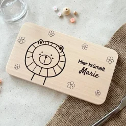 Frühstücksbrett personalisiert mit Namen  - Löwe & Blumen - personalisiertes Geschenk zur Taufe & zum 1. Geburtstag
