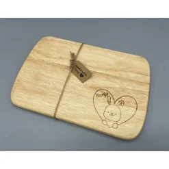 Frühstücksbrettchen für Kinder  mit individueller Gravur und süßen Tieren aus Gummibaum