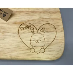 Frühstücksbrettchen für Kinder  mit individueller Gravur und süßen Tieren aus Gummibaum
